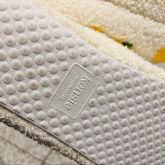 KENSIE Women’s Lemon Pattern Slippers, Size 8 - Picture 3 of 3